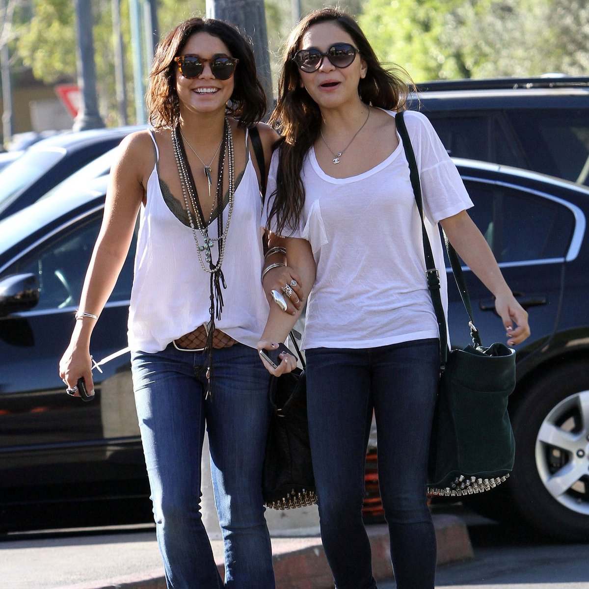 September 29, 2011: Vanessa Hudgens running errands in Los Angeles with  Stella., image size:1200x1200