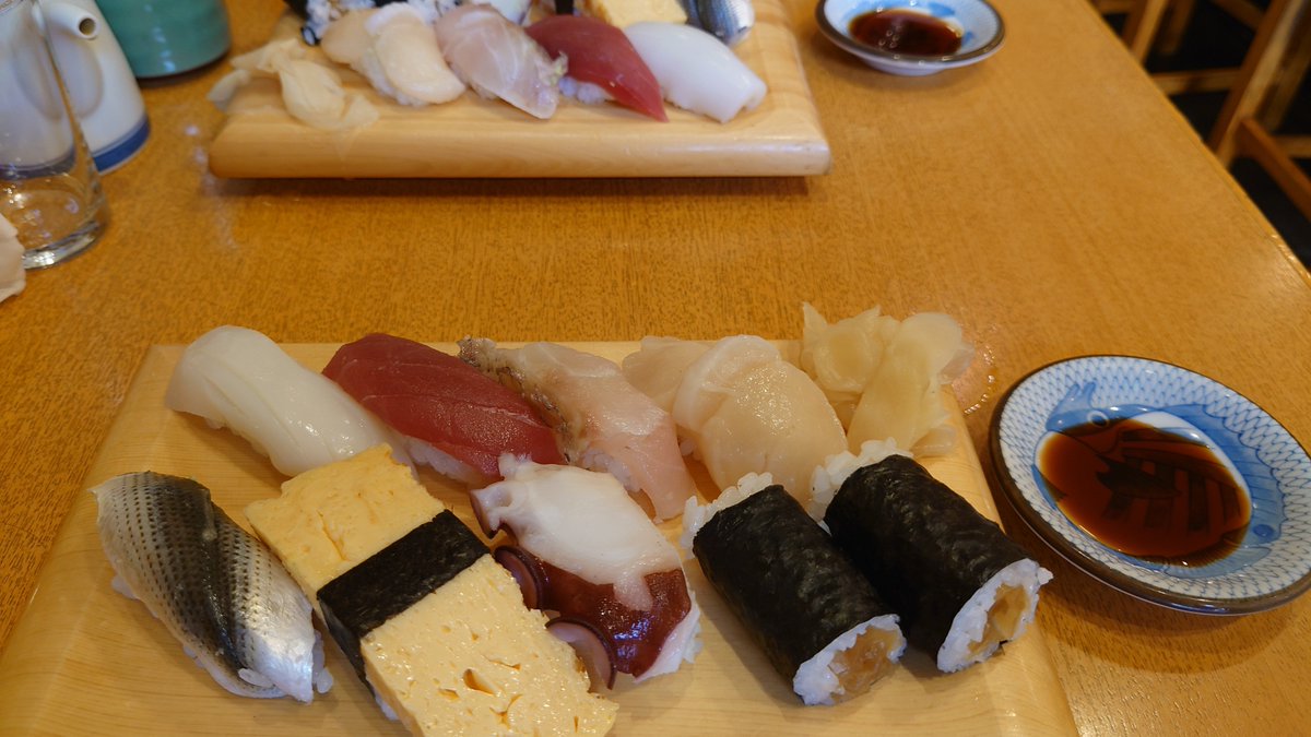 2人で親父とおばあちゃんの墓参りへ🙏
願うことはただひとつ
「もう少しお袋は、コッチの世界で元気に過ごせますように」

来月81歳になるけど、
ぶら下がり健康器に1分間ぶら下がれて、10㌔のデッドリフトも毎日こなし、オレと同じ寿司の数をペロッと平らげる。
まだまだ大丈夫だろうけど😋