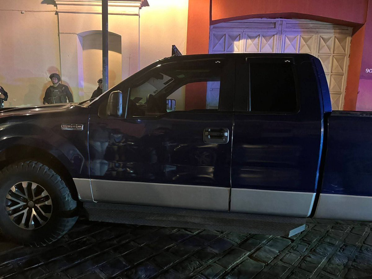 ContraProMx's tweet photo. Frustra #policía #municipal de #Oaxaca de Juárez, Oax. secuestro de una menor
#Oaxaca, Oax. 14 de Septiembre del 2025.-La policía #municipal de #Oaxaca de Juárez, a cargo del Secretario de #Seguridad #Vecinal, Tte. Coronel Claudio de Jesús Pérez y Perez, frustró el secuestro de una menor de 14 años de edad en la zona norte de la ciudad.
La oportuna intervención de la familia y el llamado de auxilio a la policía frustró el plagio de la menor de 14 años de edad en la Agencia #municipal de #Dolores.
De acuerdo al reporte de la Policía, un #familiar de la menor
Danna D. R. 14 años de edad, se dió cuenta cuando un hombre intentaba subir a la fuerza a la menor en una camioneta #Lobo color azul.
Al ser descubierto, el sujeto arrojó a la mujer al suelo y subió rápidamente a la camioneta para emprender la huida, pero uno de los vecinos lo persiguió a bordo de una motocicleta mientras otros daban cuenta de la ruta de huida.
El hombre huyó rumbo al centro de la capital oaxaqueña, mientras era perseguido por una motocicleta, y durante su huida el hombre impactó un vehiculo estacionado sobre Av. Morelos.
El motocicleta aprovechó el momento para atravesar su moto a mitad de calle entre #Morelos y Reforma, pero el hombre arremetió contra la unidad y fue ahí donde fue alcanzado y detenido por la policía.
El hombre detenido fue identificado como Arturo José Jiménez de 57 años y es acusado de intento de secuestro, abuso sexual agravado en grado de tentativa.
Mientras tanto el hombre que contribuyó a la detencion al perseguir al presunto #delincuente, es José Eduardo, A. H. de 44 años, con pérdida de su moto y el afectado del vehículo marca Honda, es Lucia Luria Vargas de 56 años.
El hombre fue consignado ante el #Ministerio Público de la Fiscalía General del Estado de #Oaxaca.
@SSPC_GobOax @FiscalOaxaca