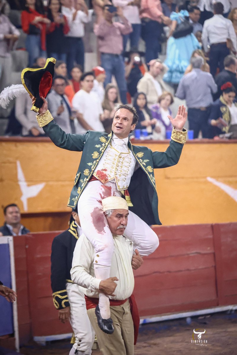 🇲🇽 Ags | Sale a hombros Antonio Ferrera 

📷: Dimensión/ @abrilrabago__