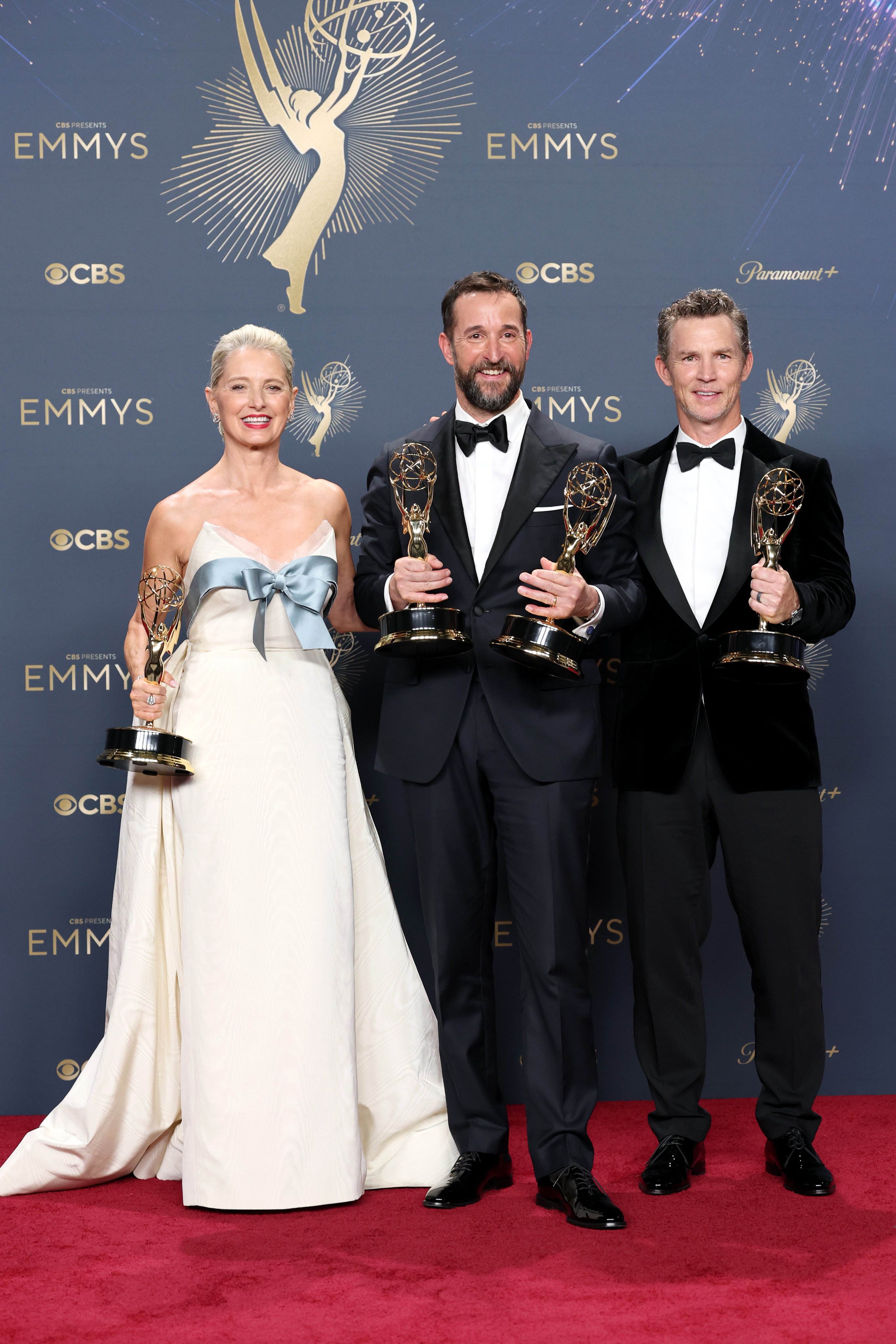 طاقم مسلسلThePitt يعرضون بفخر جوائز Emmys التي حصلوا عليها (اكس)