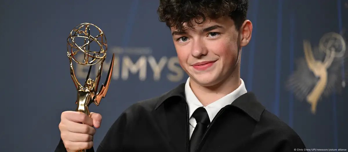 "Adolescencia" arrasa en la 77ª  edición de los Premios Emmy

La popular miniserie de Netflix conquistó seis estatuillas, mientras que "The Studio" ganó en el género comedia y "The Pitt" en la categoría dramática. (gs)
dw.com/p/50T3F