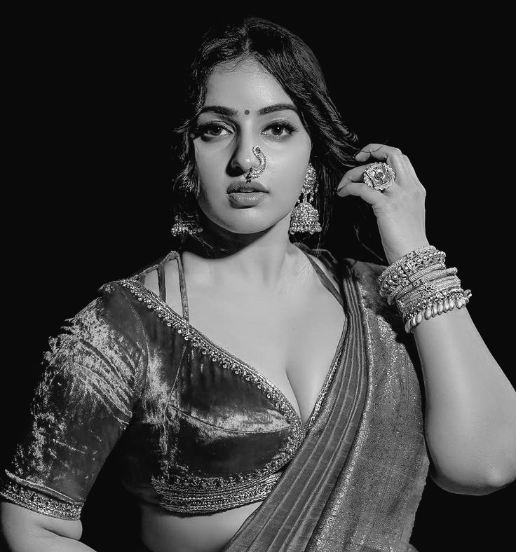 तेरे हुस्न को किसी gemini के trend की ज़रूरत नहीं,
साड़ी हो या ख्वाब तू हमेशा लाजवाब लगती है।