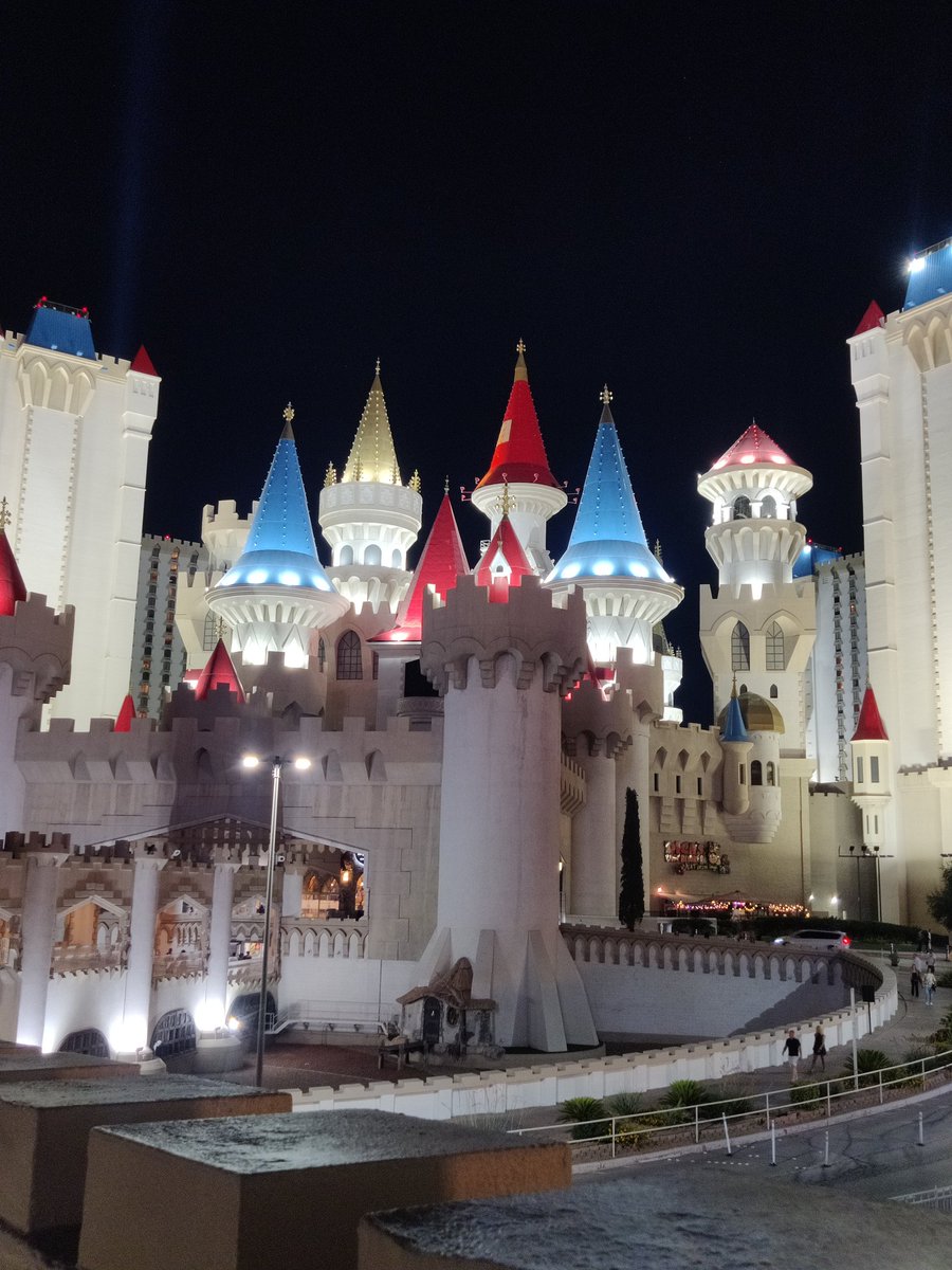 mrsncartlidge's tweet image. A whole week off running, lots of yoga and my ankle is much better but still not quite right, so I think my decision to withdraw from Yorkshire marathon is the right one.
No running, but LOTS of walking this weekend. I'm in Las Vegas, baby!! 🎲🎰 @RunComPod