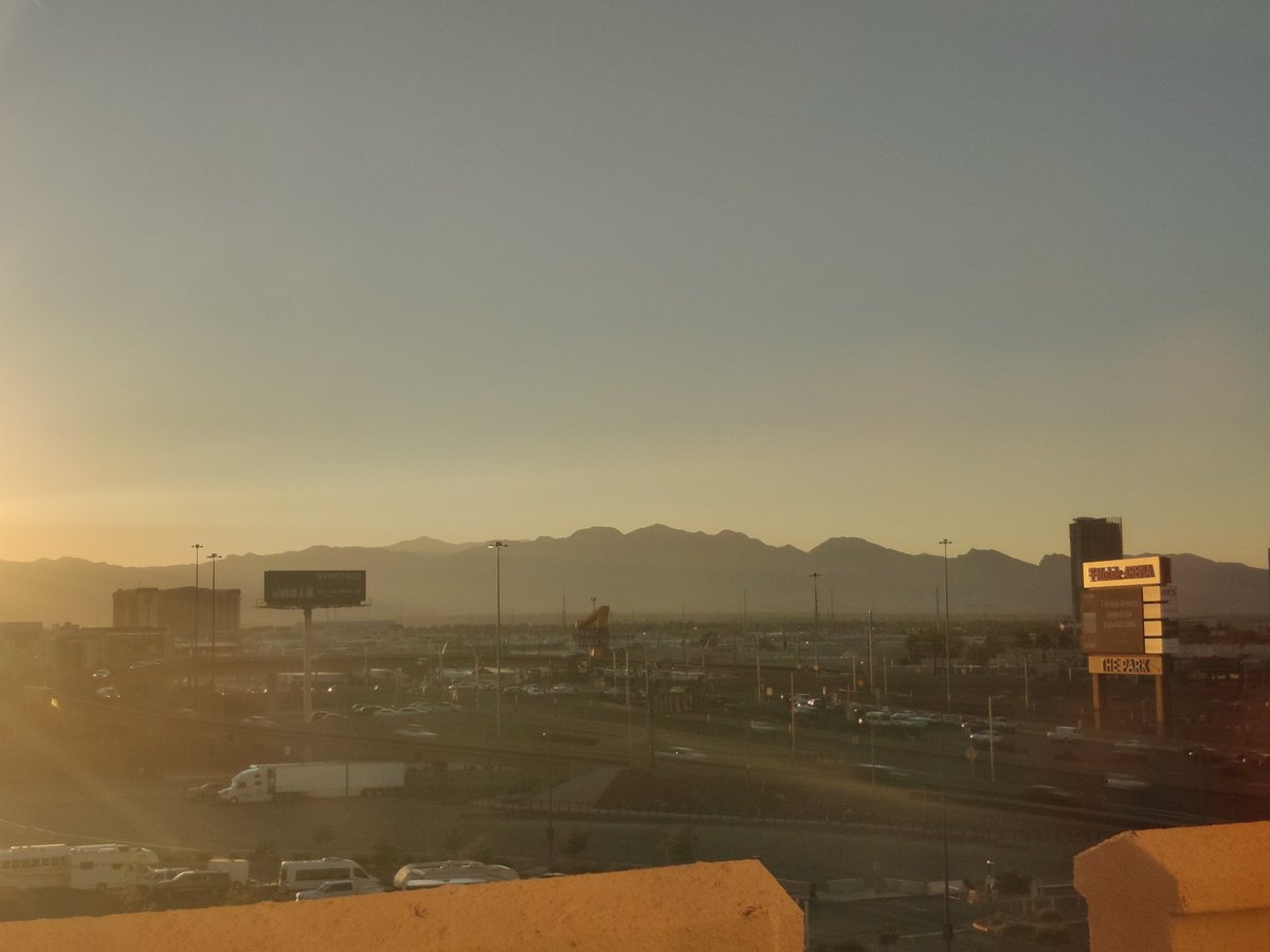 mrsncartlidge's tweet image. A whole week off running, lots of yoga and my ankle is much better but still not quite right, so I think my decision to withdraw from Yorkshire marathon is the right one.
No running, but LOTS of walking this weekend. I'm in Las Vegas, baby!! 🎲🎰 @RunComPod