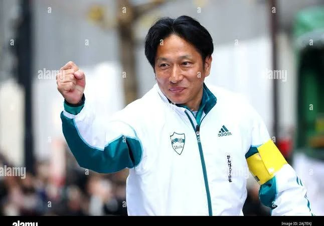 GoGoGikai's tweet photo. 青学の原監督は日本の女子マラソンの指導者にならないのか

実は、青山学院大学陸上部監督の原晋さんが、日本の女子マラソン指導に携わる可能性は、現時点でもうすでに現実のものとなっています。

2025年5月、原監督はユニクロ女子陸上部のスペシャルアドバイザーに就任しました。この就任は、箱根駅伝で培った独自のチームマネジメントや育成ノウハウを、日本の女子マラソン界にも還元したいという原監督自身の強い思いが背景にあります。

これは、単に一時的な協力ではなく、日本の女子マラソン界の構造改革を目的とした壮大な「野望」として、原監督自身がメディアで次のように語っています。

「ユニクロ女子陸上部の成長と各大会での優勝を目指しながら、日本の女子陸上界と女子駅伝の隆盛のためにスペシャルアドバイザーを引き受けました。2000年シドニー五輪で高橋尚子さんが、2004年アテネ五輪で野口みずきさんが金メダルを獲得しました。華やかなりし時代を再び迎えるべく、微力ながらお手伝いをさせていただこうと思って決断させてもらいました」