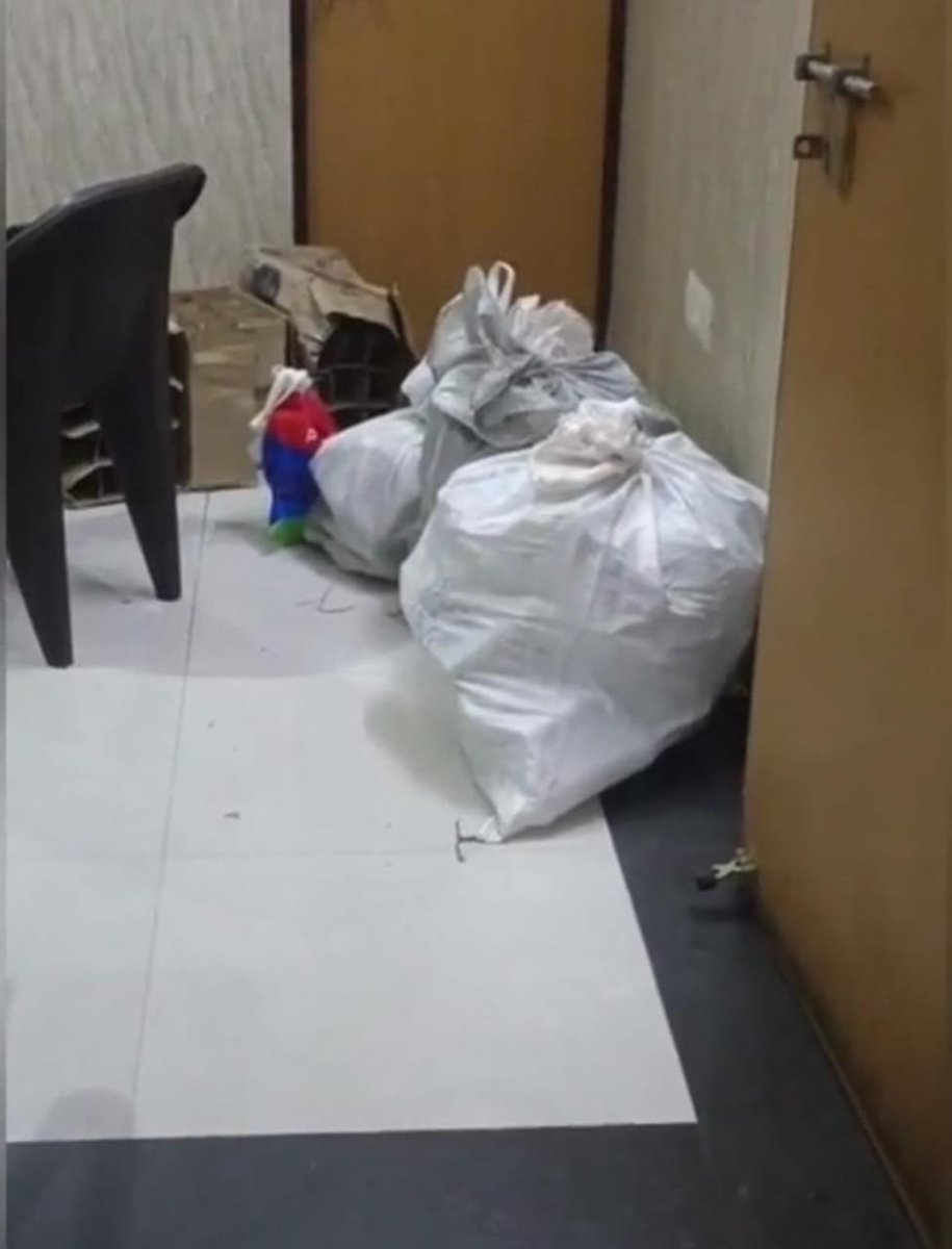 bstvlive's tweet image. 🚨लखनऊ : आबकारी विभाग की एक साथ कई जगह छापेमारी🚨

🆔 85 लीटर अवैध शराब और 50 किलो लहन बरामद
🕵️‍♂️ 7 आरोपियों पर विभाग ने दर्ज कराया मुकदमा
🕵️‍♂️ गाजीपुर, इंदिरानगर, मडियांव, आलमबाग, काकोरी में छापा

#Lucknow #ExciseRaid #CrimeNews @lkopolice