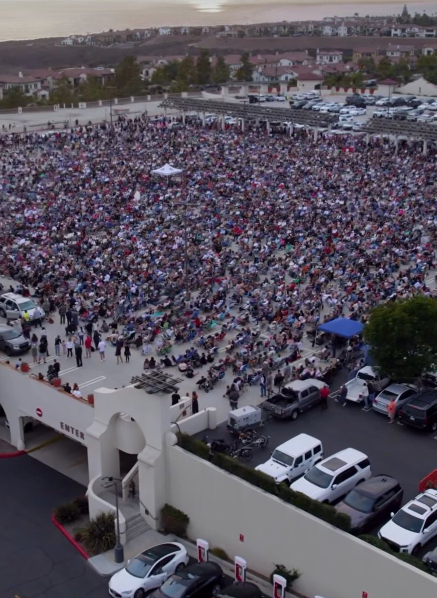 Rob_Howards's tweet image. Charlie Kirk Vigil in San Clemente tonight! Put on by my Pastor John Randall. 🙏