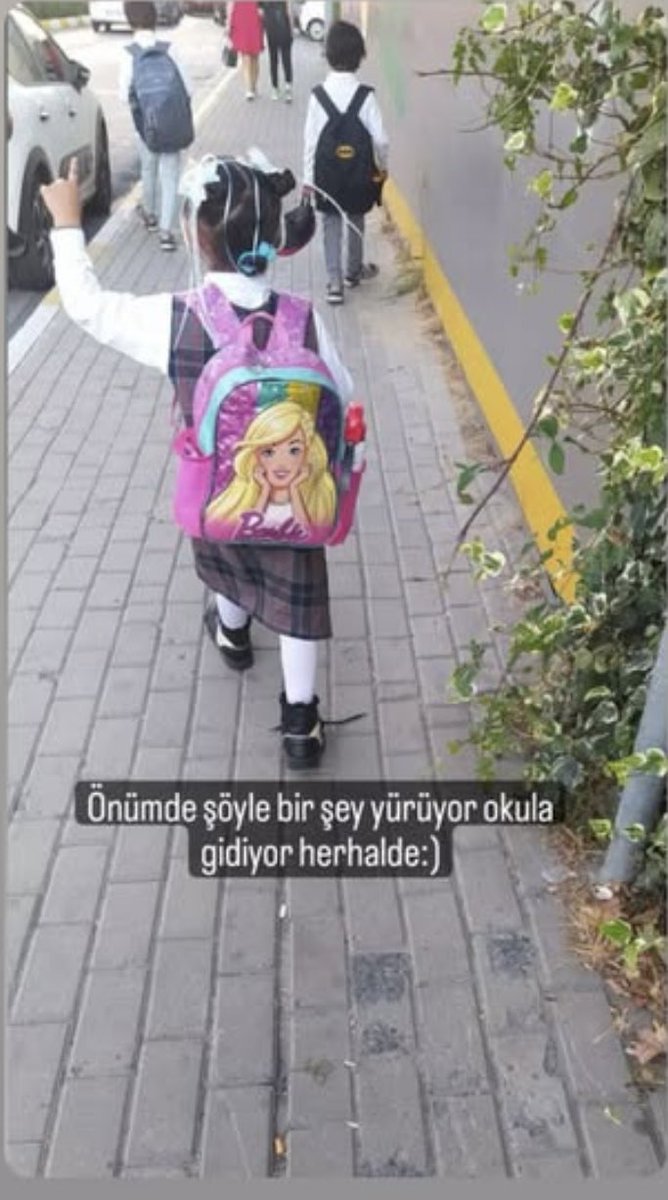 Eli de havada her an”burdayım öğretmen” diyecek.