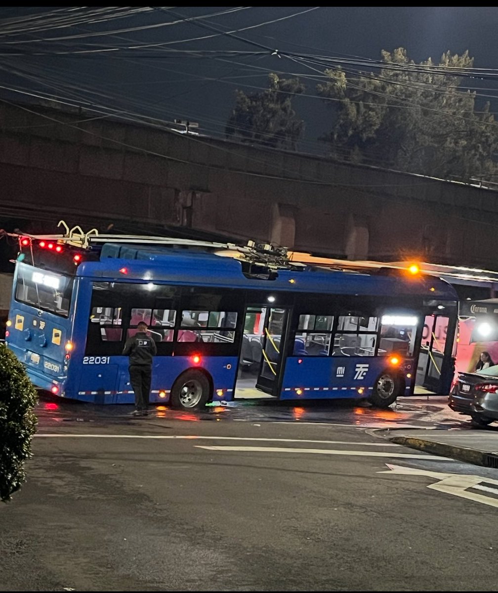 Socavón el el metro Ciudad Deportiva 
Se hunde trolebús