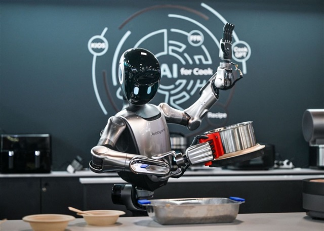 TeamOnwords's tweet image. Ant Group debuts humanoid robot

AntGroup debuts its humanoid robot R1 in Shanghai. With skills in cooking and caregiving, R1 highlights AI’s role in daily life and elderly care.A bold step beyond fintech,shaping the future of smart living. 
#AI #Robotics #HumanoidRobot #TechNews