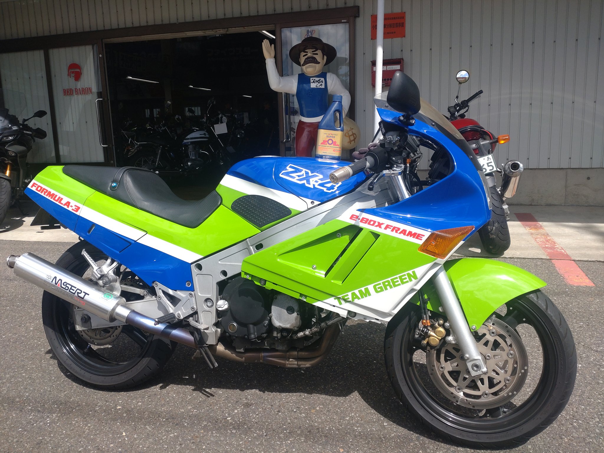 4枚目の画像です！ 1200px-ZX-4_03_waraukawasaki.jpg