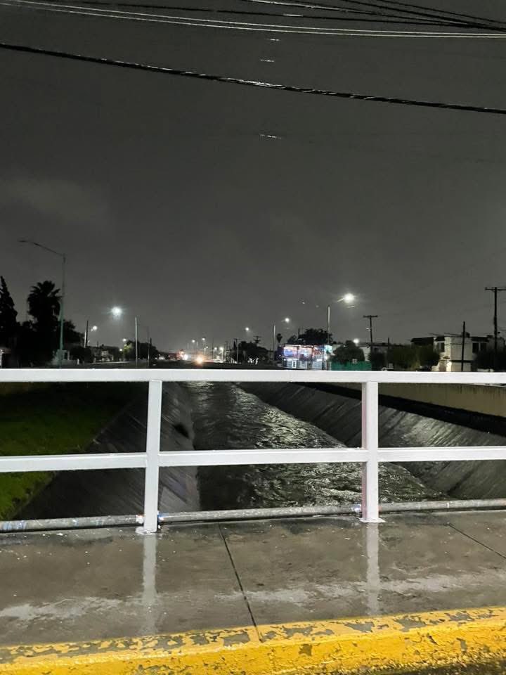 🚨Para los que se pregunten cómo va el Arroyo Topo Chico en Las Puentes #SanNicolas 👀 aquí les dejo imágenes,, la lluvia sigue y podría subir más su nivel ⛈️ eviten pasar por la zona