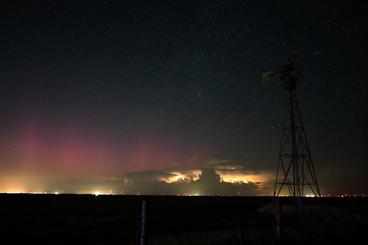 Northern lights made an appearance down to Texas tonight! With a lightning cameo as well. <a href="/Vincent_Ledvina/">Vincent Ledvina</a> #txwx <a href="/TamithaSkov/">Dr. Tamitha Skov</a> #Aurora