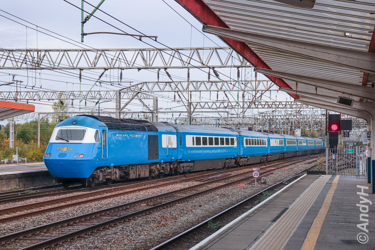 holtona72's tweet image. #MondayMorningBlues The stunning @LocoServicesGrp #MidlandPullman #HST departs from Crewe on Saturday morning bound for Scotland on day 1 of the 'Lord of the Isles Pullman'. 43055 here on the rear, with 43047 up front, 1Z37 Rugby to Inverness. #LSL #WCML 13/9/25