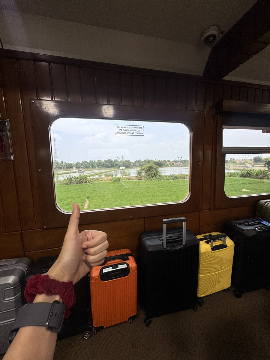 First time cobain kereta Priority dari Gambir 👍🏻 super nyaman, servicenya juara dan kaget banget ini dapet snack + lunch gratis + free flow tea/kopi !! Wow super worth it!! Tebak harga hayooo 😆