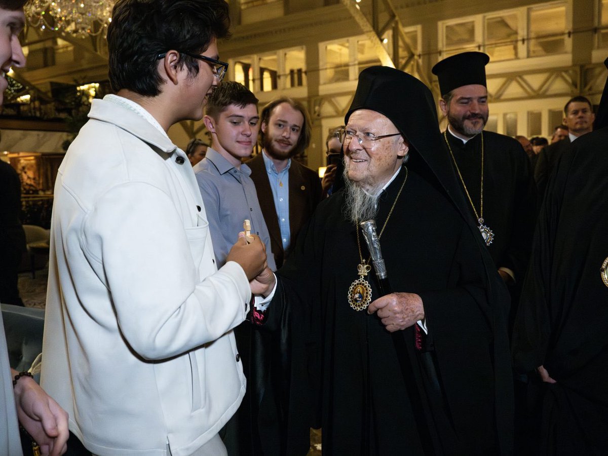 “A historic welcome in Washington, D.C.” — Ecumenical Patriarch Bartholomew began his Apostolic Visit to the U.S. tonight being welcomed by faithful in the capital. 

Read about it here: orthodoxobserver.org/ecumenical-pat…

📸 OO/Brittainy Newman