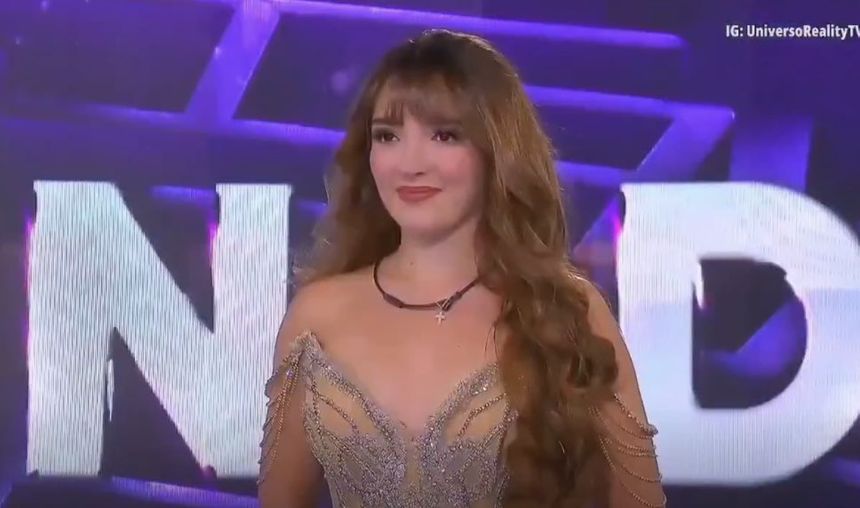 loladescortesz's tweet photo. La sacaron por machismo. Le tiraron hate por convivir en un reality de convivencia, por reírse, por estar con Aldo y Aarón. Prefirieron a un señor gris que a una mujer libre. A Elaine la castigaron por no encajar en su doble moral.

#LaCasaDeLosFamososMx 
#LCDLFMX https://t.co/AyORmxccIl