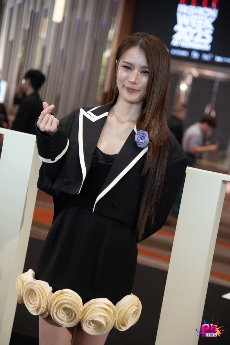 หวานนิดหน่อย แต่ยังเท่อยู่วว 🤭

ELLE X ANDALOOKKAEW
#EFW2025withADLK
#andaanunta 
#EFW2025PressCon 
#EFW2025 #SeeYouAtTheTent