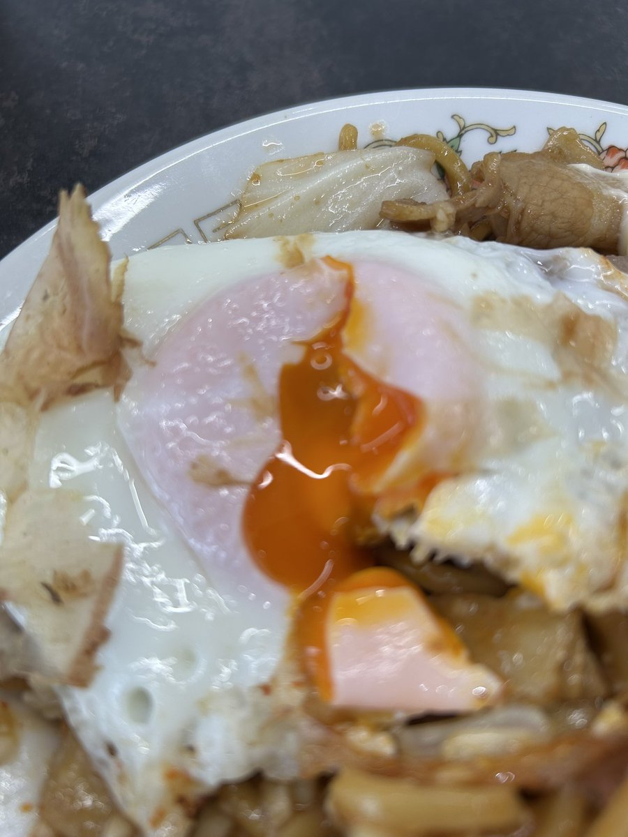 お昼は40STAND🍜
限定の辛いTKY＋肉増し🌶️
焼きそばに旨辛かな本TPバージョン😊
実は初かな本😅
一気に啜ると喉に刺さって咽せそうになる🤣
マヨでマイルドにすると丁度良いかも😁
辛いの強くなりてぇ🤣
でも辛いだけじゃなく美味さがある😄
流石です👍
今日もゴチです🐯👍