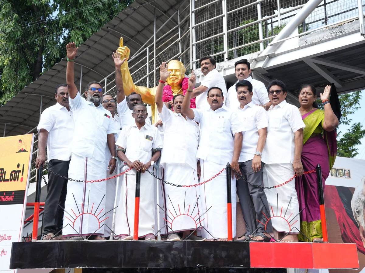 krnrajeshkumar's tweet image. கடமை, கண்ணியம், கட்டுப்பாடு என்னும் தாரக மந்திரங்களை நமக்குத் தந்த தமிழ்த்தாயின் தலைமகன் பேரறிஞர் அண்ணா அவர்களின் 117வது பிறந்தநாளையொட்டி நாமக்கல்லில் பேரறிஞர் அண்ணா சிலைக்கு நானும் மாண்புமிகு. ஆதிதிராவிடர் நலத்துறை அமைச்சர் மருத்துவர் மா.மதிவேந்தன் அவர்களும் மாலை அணிவித்து…