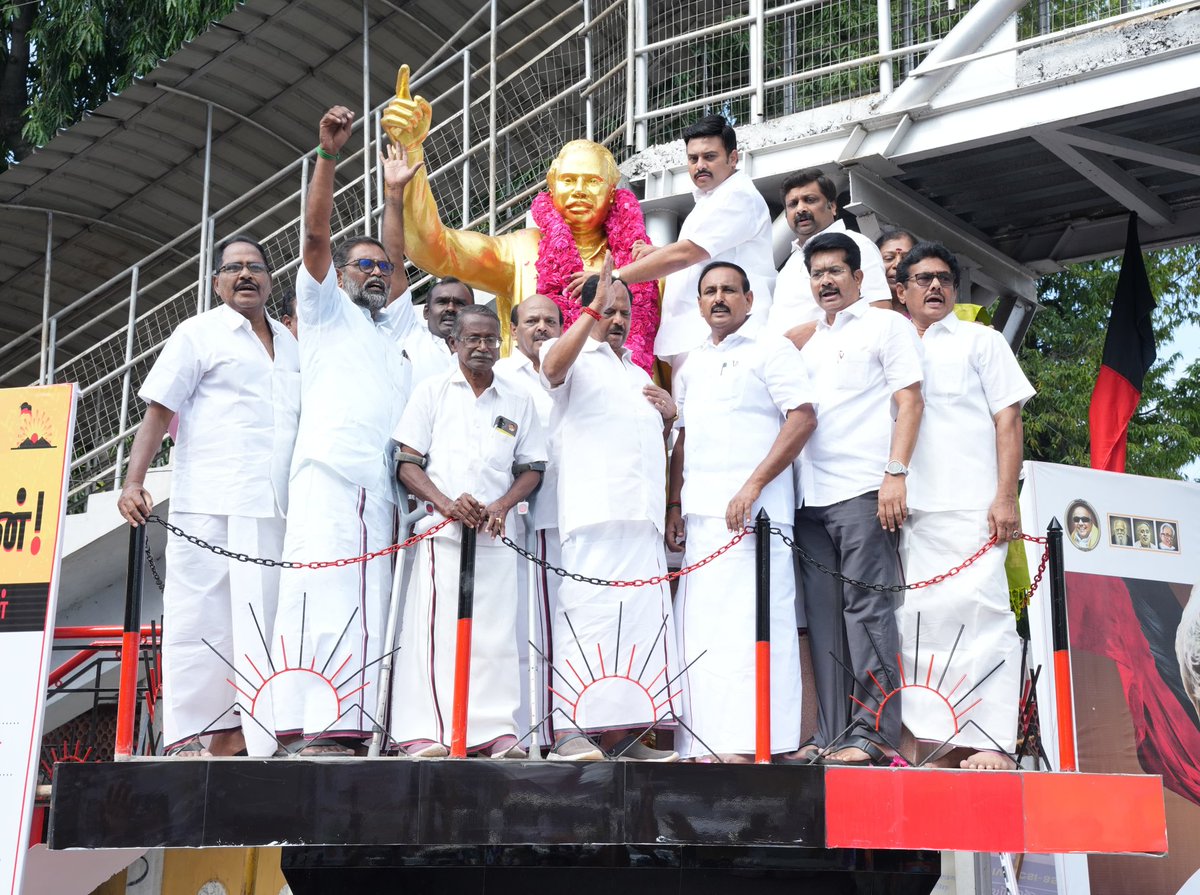 krnrajeshkumar's tweet image. கடமை, கண்ணியம், கட்டுப்பாடு என்னும் தாரக மந்திரங்களை நமக்குத் தந்த தமிழ்த்தாயின் தலைமகன் பேரறிஞர் அண்ணா அவர்களின் 117வது பிறந்தநாளையொட்டி நாமக்கல்லில் பேரறிஞர் அண்ணா சிலைக்கு நானும் மாண்புமிகு. ஆதிதிராவிடர் நலத்துறை அமைச்சர் மருத்துவர் மா.மதிவேந்தன் அவர்களும் மாலை அணிவித்து…