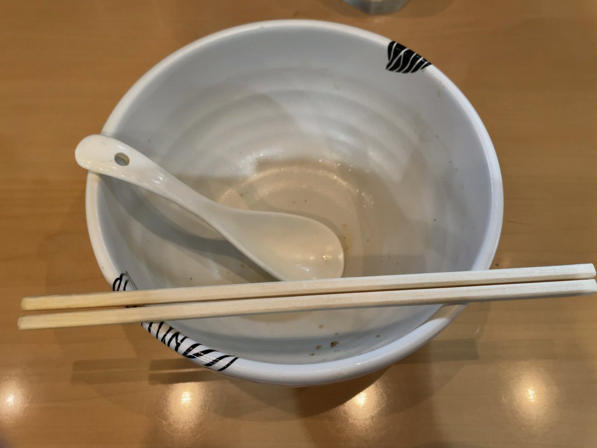 本八幡 魂麺で岐阜県産恵那鶏 特製醤油ラーメンを頂く。好みの味なので二日連続で完食。どんぶりが変わると香りも変わって新鮮な気分で食べられました。 #本八幡 #魂麺