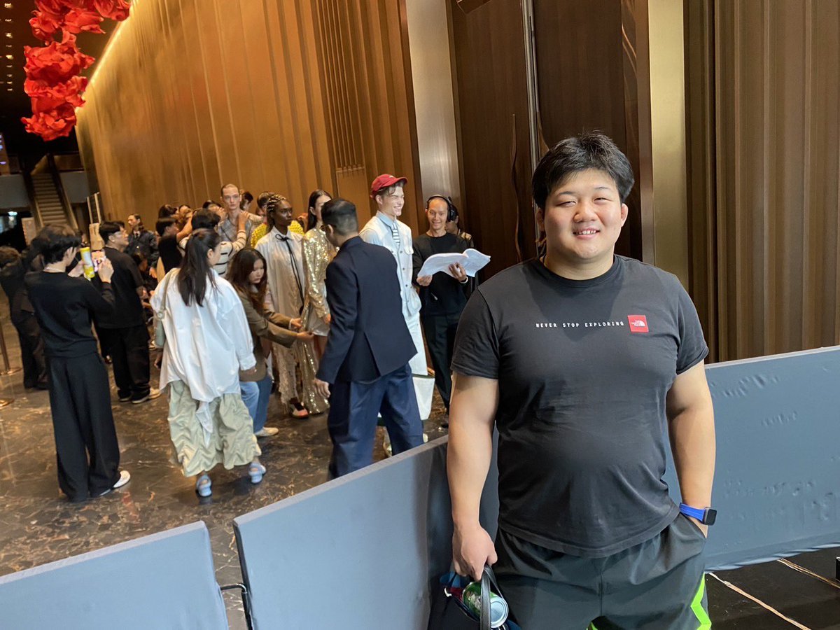 makezugirai23's tweet photo. パリコレに憧れる三輪選手の様子が届きました。Tシャツがノースフェイスなのでギリ出れるかもしれません。
次の目標に向けての切り替えの速さは見習わなければなりません。相撲からパリコレは大谷翔平選手の二刀流よりすごいと思います。 https://t.co/1664mWDkZD