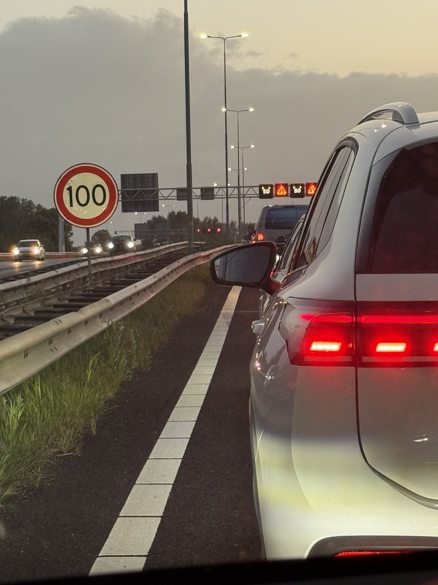 Te hoog voertuig #A29 #heinenoordtunnel nu al lange file richting Rotterdam. Waaronder ik 😞