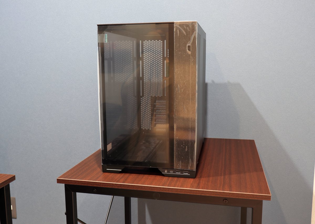 natsumi_BP's tweet image. リアンリーのPCケース出してもらった☺️
やっぱりでかいし、重い😳
年内にかけて自作PC完成させるよ〜🫶
#リアンリー #LIANLI #O11VISIONcompact