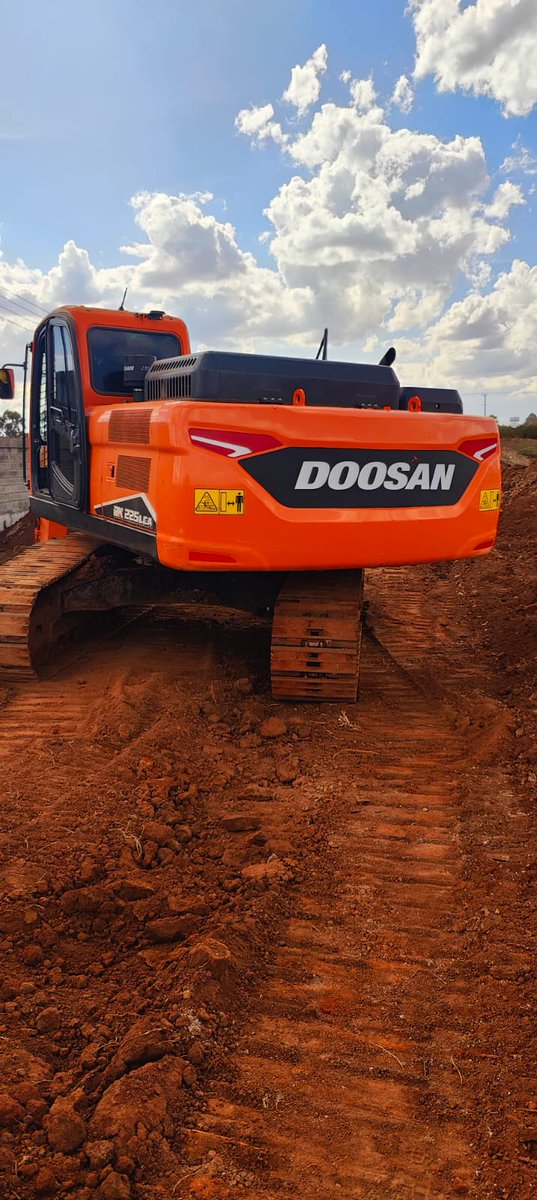 ChairSammu's tweet photo. Mass excavation 
Excavator leasing 
Very efficient and effective 
#samikuconstructioncompany https://t.co/3PtYQKXe1m