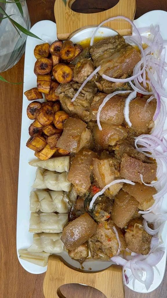 Le #tchep, cet emblématique plat #sénégalais est très savoureux mais trop de piment qui peut te déranger jusqu'à ton grand besoin. 
Je préfère notre plat #congolais car la viande du porc est la meilleure au monde. Bon début de semaine et Fin X.
