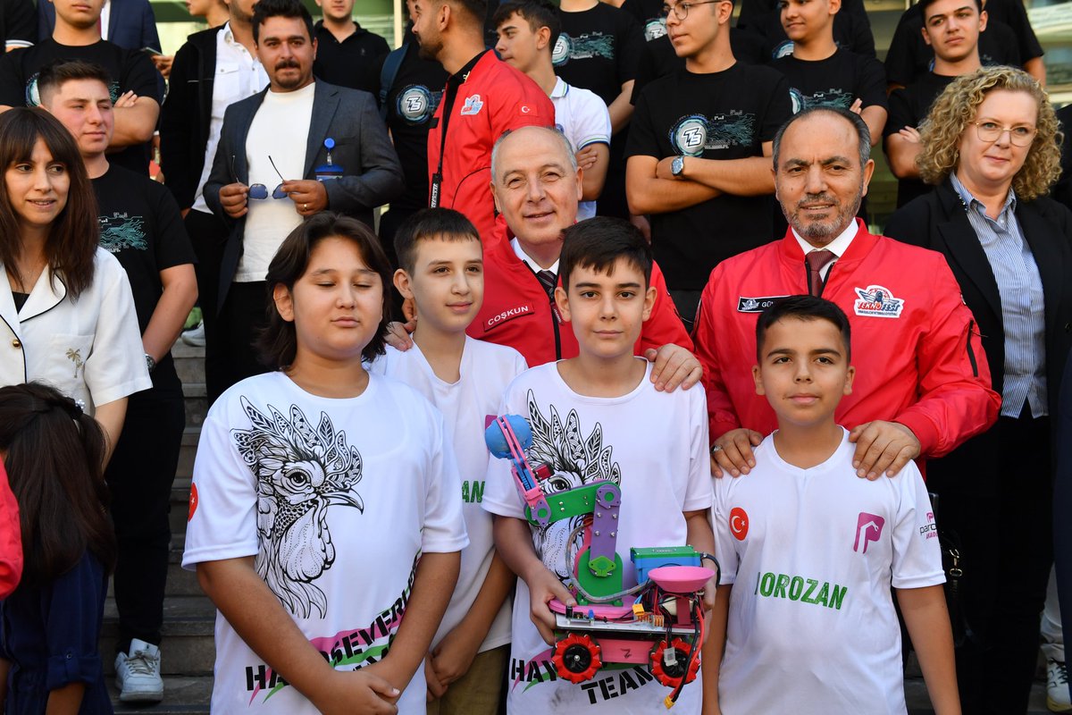 Geleneksel TEKNOFEST Finalist Buluşması 🤩

27 finalist takımımız, Sayın Valimiz, Rektörümüz ve İl Müdürlerimizin katılımıyla Denizli Valiliği’nde bir araya geldi. ✨

Geleneksel finalist pozumuzu bu yıl da tekrarladık!

#TEKNOFEST2025 #T3VakfıDenizli