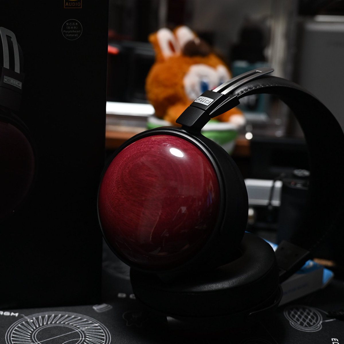 パープルハートのヘッドホン初めて見ましたが、とても綺麗ですね