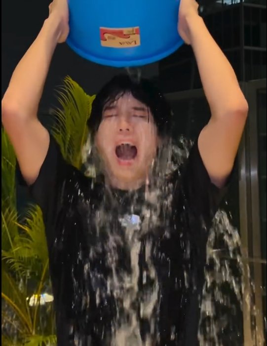 Ganbatte0616's tweet image. ICE BUCKET CHALLENGED accepted from Sean Hyeong and was done yesterday💯

All of you who participated, bless you☺️

#PARKBOGUM #박보검
#icebucketchallenge