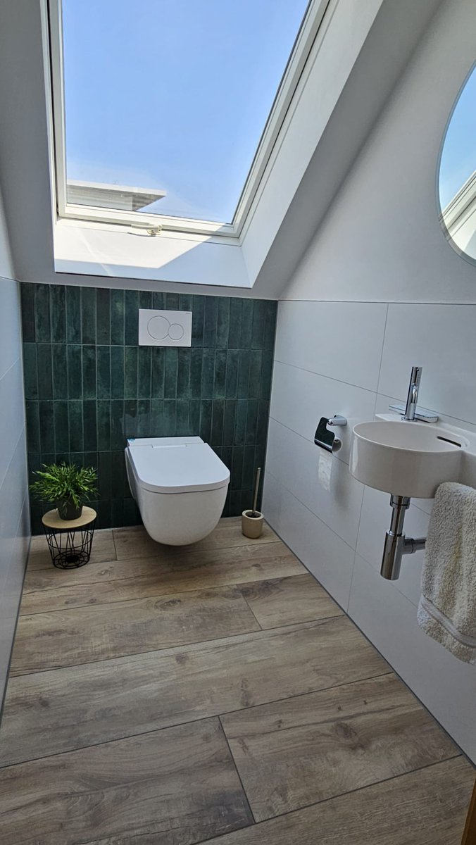 WarumBTC's tweet image. Toiletten-Planung mit ChatGPT.
Selbst Innenarchitekten werden überflüssig.
Links ChatGPT, Rechts der fertige Raum.