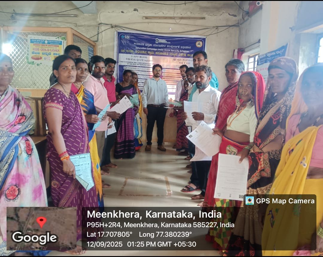 CBC_Bengaluru's tweet photo. ಬೀದರ್ ಜಿಲ್ಲೆಯ ಮೀನ್ಕೆರೆ ಗ್ರಾಮದಲ್ಲಿ ನಡೆದ ಹಣಕಾಸು ಸೇರ್ಪಡೆ ಪರಿಪೂರ್ಣತೆ ಅಭಿಯಾನದಲ್ಲಿ  #PMJDY #PMJJBY #PMSBY #APY ಸೇರಿದಂತೆ  ಜನ ಸುರಕ್ಷಾ ಯೋಜನೆಗಳ ಕುರಿತು ಮಾಹಿತಿ ನೀಡಲಾಯಿತು.

#SaturationofFinancialInclusion #FinancialInclusion 

@PMOIndia @nsitharaman @FinMinIndia @mppchaudhary https://t.co/vm7rSdcmWU
