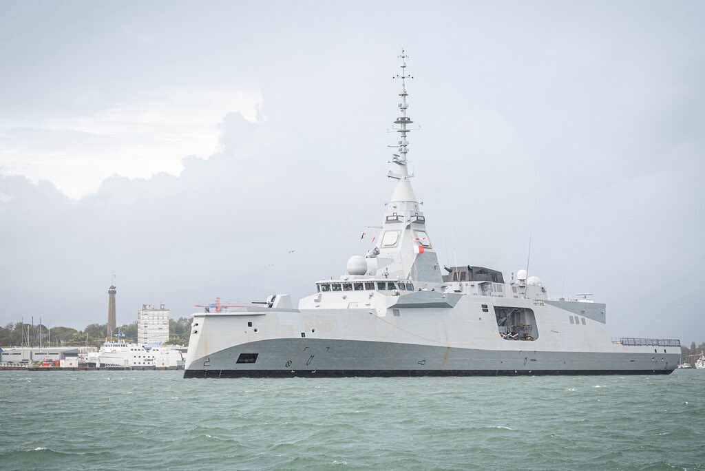 TrackeurADSB's tweet photo. La FDI Amiral Ronarc’h quitte Lorient ce matin en direction de Brest avant d’être livrée à la Marine Nationale !
Cette frégate est la première du type Défense et Intervention à être livrée à la Marine.

Bon vent et bonne mer ! 

📸©️Clara Tison/Marine Nationale https://t.co/OwfLxjn8dA