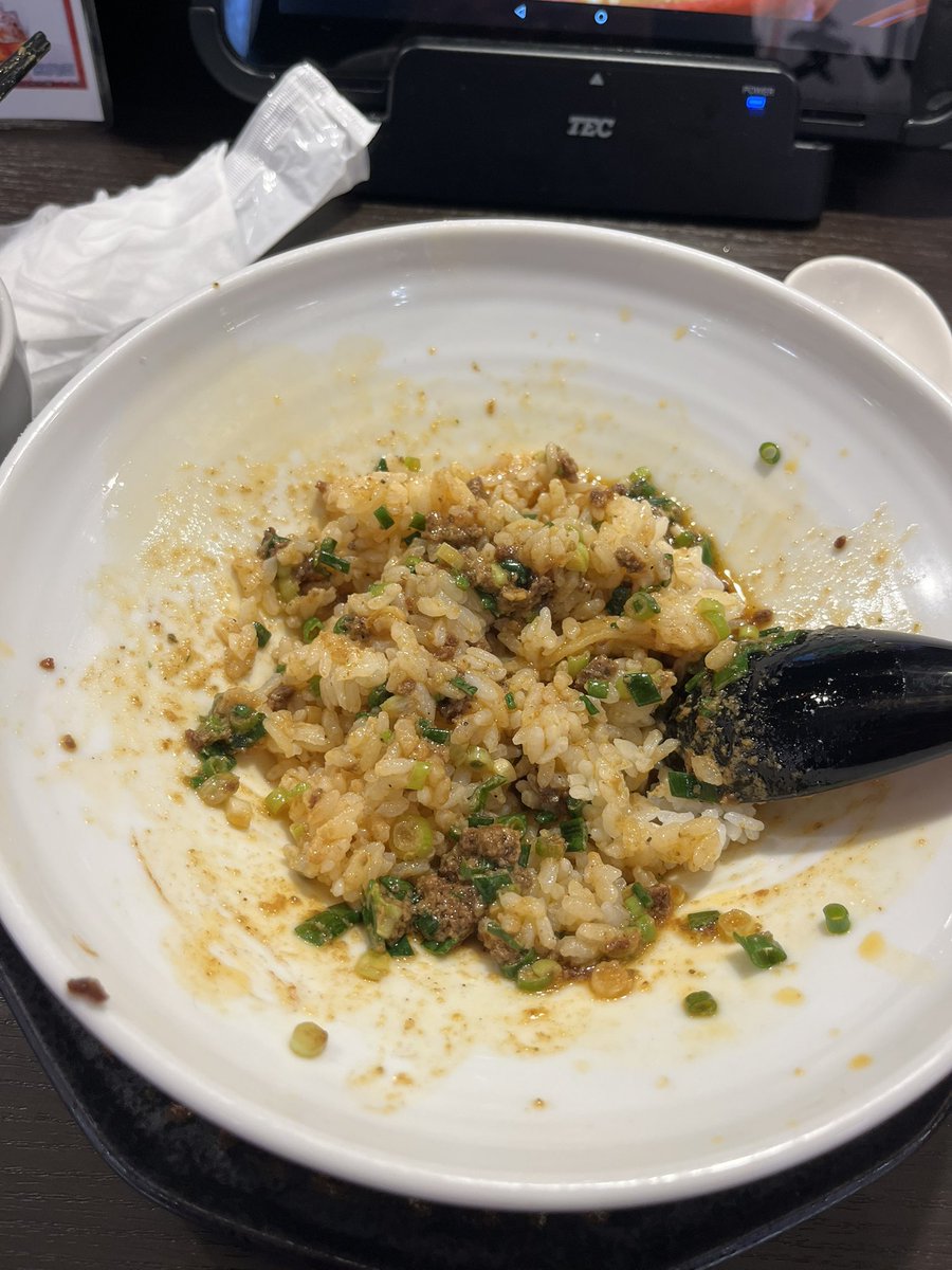 来杏の四川青山椒入り汁無し担々麺

青山椒は別皿提供なので先ずは普通に食べる。モチモチ平打ち麺美味い。青山椒を全部投入、痺れが凄いけど超美味い。最後はサービスライス投入。痺れる坦々飯も最高！大満足です。
ご馳走様でした😋
#来杏 
#汁無し担々麺 
#栄 
#中日ビル