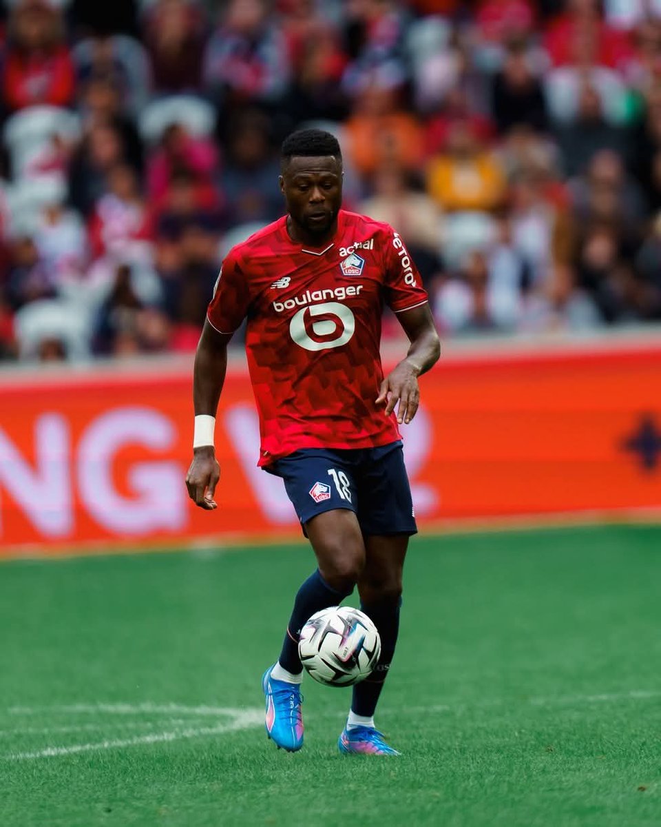 RichardMuhima54's tweet photo. Chancel #MBEMBA a rejoué en club, 1 an et un peu plus de 4 mois après.
Le défenseur congolais🇨🇩 a été lancé à la 45ème minute de jeu, à l'occasion de la réception de #Toulouse par son équipe #LILE (2-1) en Ligue 1 française, profitant de la blessure du brésilien #Alexandro. https://t.co/YOE4jQr7Sy