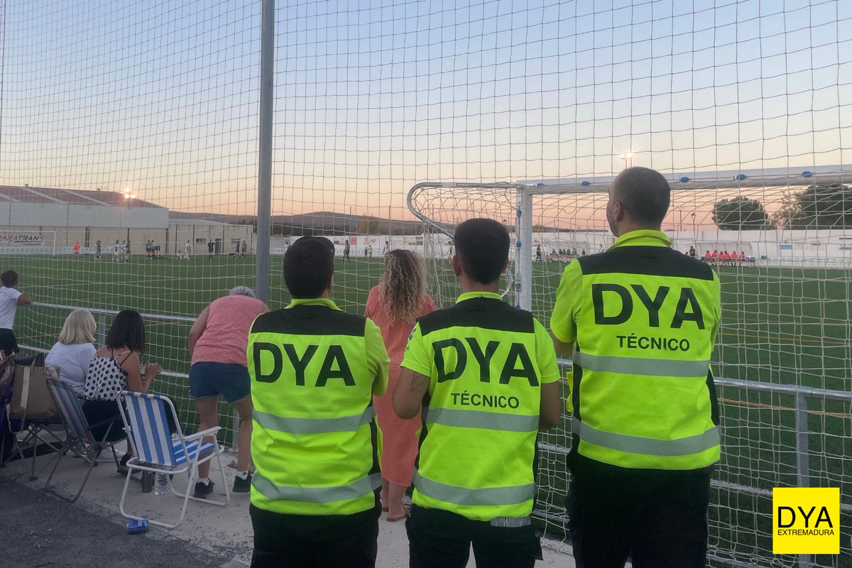 #PreventivosDYA | ⚽️ Ayer por la tarde estuvimos presentes con una 🚑ambulancia de Soporte Vital Básico #DYA en el🏟 campo municipal de 📍#Trujillanos dando cobertura sanitaria a la final de la Copa Extremadura Femenina.