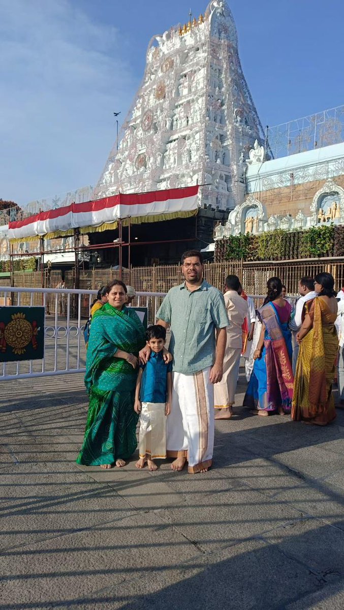 आज तिरुपति, आंध्रप्रदेश स्थित विश्वविख्यात श्री वेंकटेश्वर स्वामी मंदिर (तिरुमला तिरुपति देवस्थान) में सहपरिवार दर्शन करने का दिव्य सौभाग्य प्राप्त हुआ।

भगवान बालाजी के पावन चरणों में नमन करते हुए उनके आशीर्वाद से जीवन में नई ऊर्जा और सकारात्मकता का अनुभव हुआ।
जय गोविंदा, जय