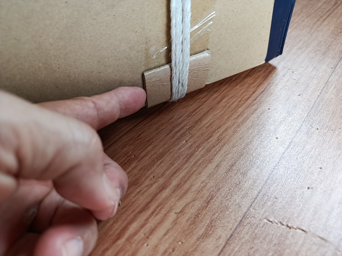Coco___Martin's tweet photo. 帰りの(どケチ)荷造り📦️
業務スーパー📦️止め、
スーパーオザムの📦️
50X35X h33cm 約14kg
紐当てはDAISOガムテープの芯。
#一時帰国 #ダイソー #八王子 #段ボール #タダ #free #cardboardbox #海外生活 #移住 #お土産 https://t.co/s9dLBrHVbS