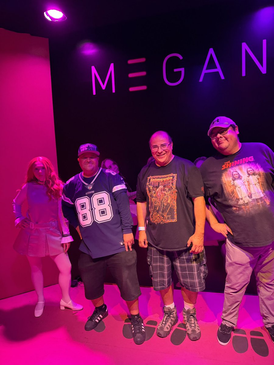 Wanna say huge thank you to <a href="/john_murdy/">John Murdy 🎃</a> for letting me and my friends hang with you on Terror Tram and for taking us to RIP Tour Photo Ops by telling you Universal Monsters quotes!! I’ll never ever forget this day!! <a href="/HorrorNights/">Horror Nights</a> 
#UniversalHHN