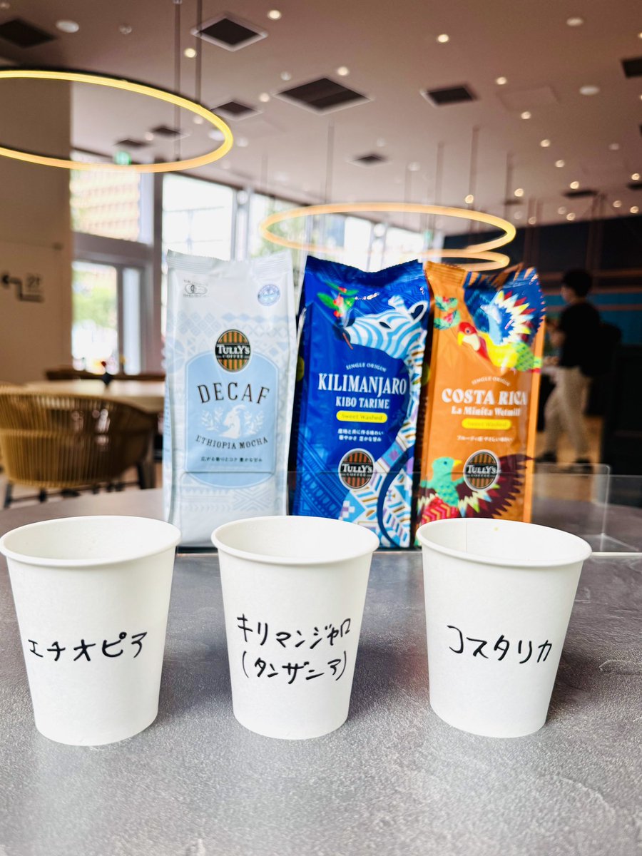 fika_chocolat01's tweet photo. 虎ノ門ヒルズのグラスロック1階にある全てのショップでの合同ワークショップに時間の余裕を持って参加したと思ったら、思いっきり３０分の遅刻をしていた。しかし、おみやげをいただいた。多謝。

#虎ノ門ヒルズGlassrock #Glassrock
#Tullys #rosegallery #benoitnihant https://t.co/DbXUbxEo4f