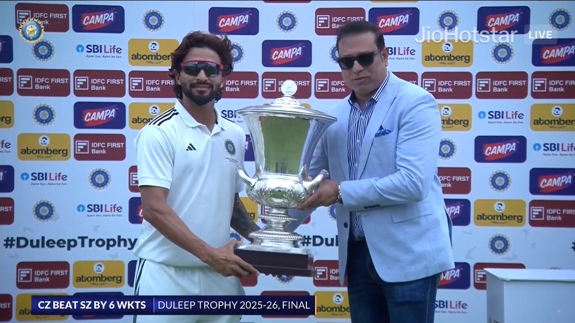 Indiansports31's tweet photo. Captain Rajat Patidar with Duleep Trophy🏆
#DuleepTrophyfinal https://t.co/8KaC361iDg