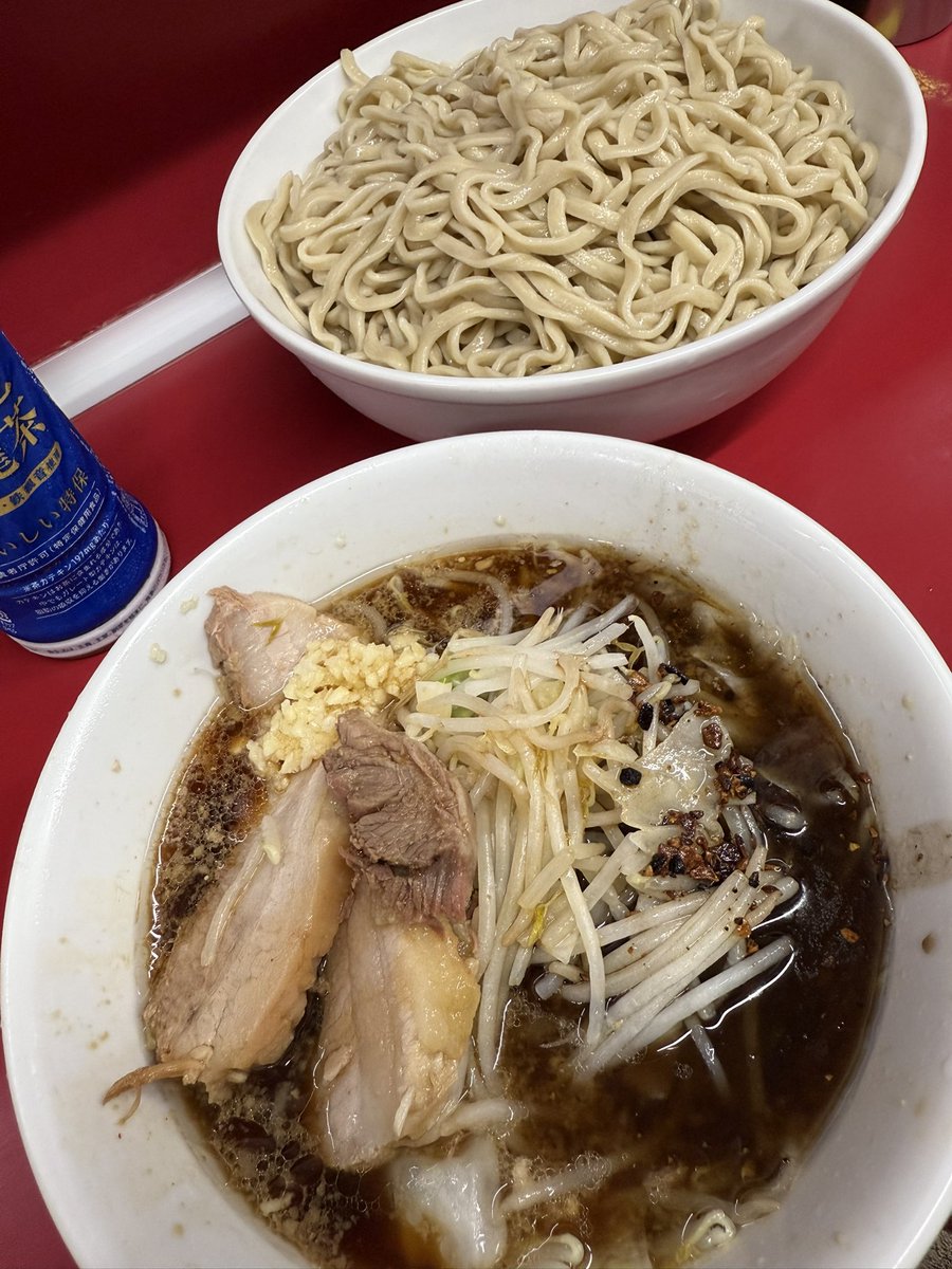 【ラーメン二郎 湘南藤沢店】#52
中2日で前回の紹介不良を払拭する為に再訪。
13:43外待ち4人麺あげヒロさん
大つけニンニク少なめカラメアレ(黒油)
ヒロさんが看板娘さんにボソッと今日は適量だからと。オレのこと？！
黒油は香ばしくニンニクチップの食間も良き。今期は藤沢つけ12杯でフィニッシュ！