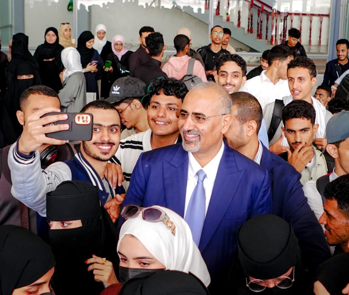 قرارات الرئيس عيدروس الزبيدي لها ما بعدها..فقد عبرت تلك الحزمة من القرارات عن نفاذ صبر الانتقالي من أساليب التسويف والمماطلة في إدارة الشراكة ، والتي ادت الى احتقان شعبي غير مسبوق
اليوم اعيد للقرار الجنوبي اعتباره وللمصفاة شريان الاقتصاد دورانها ،وللابتعاث الدارسي أحقيته لشبابنا
