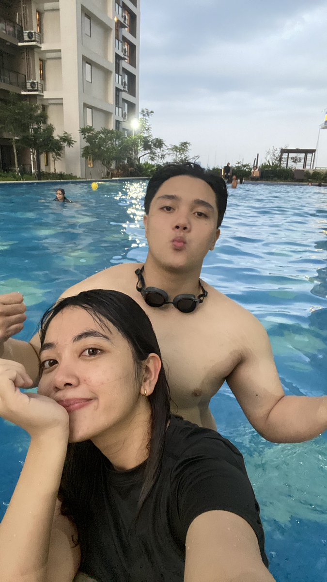 sunrayyn's tweet image. kudanil berenang