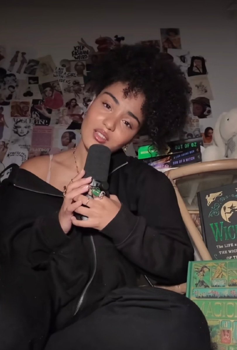 Bonjour le Monde 
Une bonne semaine à Tous Avec la douce et jolie Candice.
En espérant que son 2eme projet avance  bien (elle a déjà fait ses ongles..lol) et qu'on aura très vite des news.